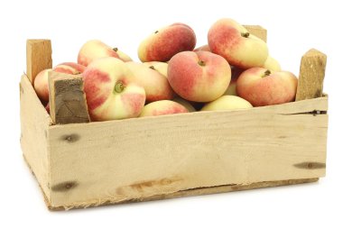 taze renkli düz şeftali (donut şeftali) tahta bir sandık içinde