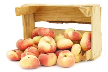 taze renkli düz şeftali (donut şeftali) tahta bir sandık içinde