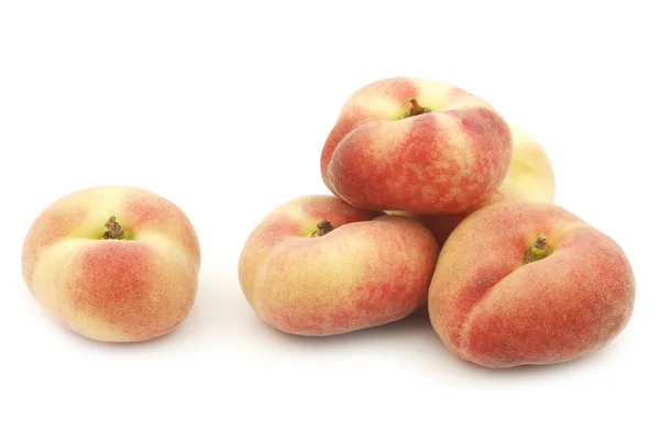 Färska färgglada platta persikor (donut persikor) — Stockfoto