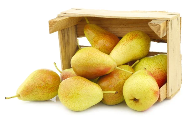 Fresh and colorful "Forelle" pears in a wooden crate — Stock Photo, Image
