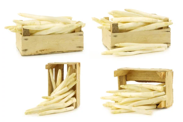 Verse Witte Asperges Scheuten Een Houten Krat Een Witte Achtergrond — Stockfoto