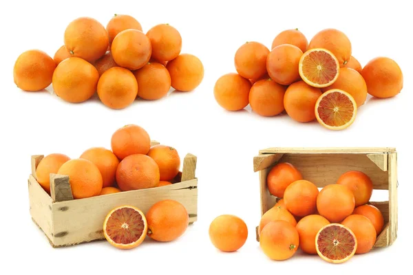 新鲜的橙子和一些在白色背景的木箱中的橙子 — 图库照片