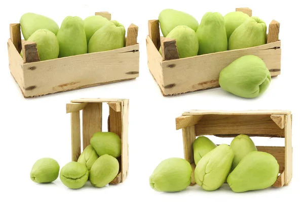 Fruits Chayote Sechium Edulis Dans Une Caisse Bois Sur Fond — Photo