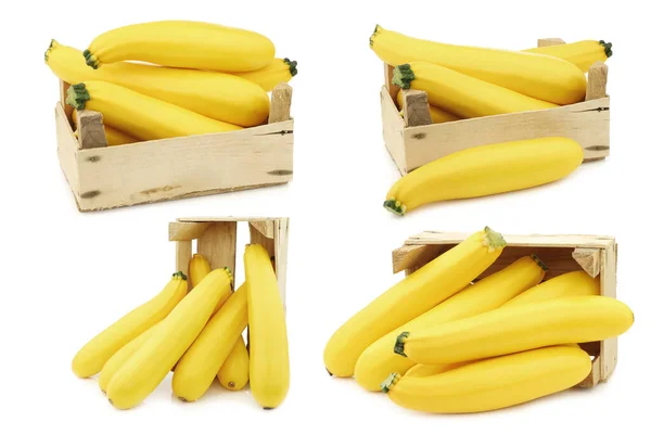 Gelbe Zucchini Einer Holzkiste Auf Weißem Hintergrund — Stockfoto