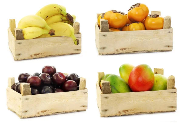 Fruta Kaki Plátanos Ciruelas Mango Una Caja Madera Sobre Fondo — Foto de Stock