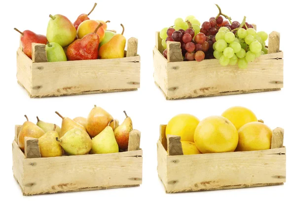 Birnen Trauben Und Grapefruits Einer Holzkiste Auf Weißem Hintergrund — Stockfoto