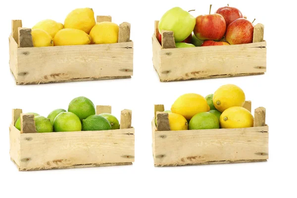 Frutas Mezcladas Una Caja Madera Sobre Fondo Blanco — Foto de Stock