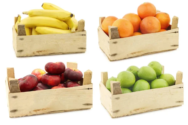 Frische Bananen Blutorangen Wilde Flache Nektarinen Und Limettenfrüchte Einer Holzkiste — Stockfoto