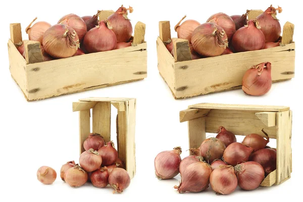 Süße Zwiebeln Einer Holzkiste Auf Weißem Hintergrund — Stockfoto