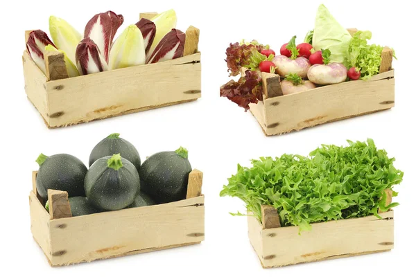 Čerstvé Vaření Zeleniny Dřevěné Bedně Bílém Pozadí — Stock fotografie