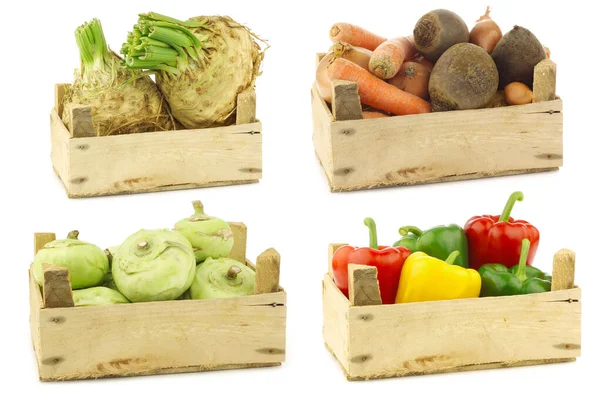 Świeże Warzywa Gotowane Drewnianej Skrzyni Białym Tle — Zdjęcie stockowe