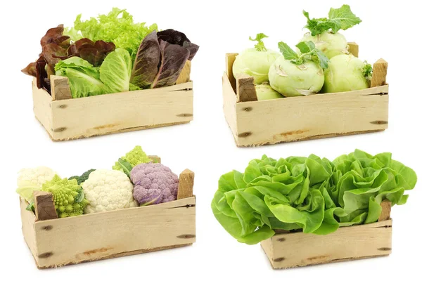 Légumes Frais Dans Une Caisse Bois Sur Fond Blanc — Photo