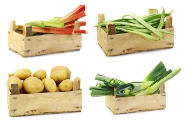 Beyaz arka planda ahşap bir sandıkta taze sebze pişirmek.