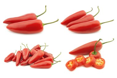 Kırmızı biber (capsicum) ve beyaz arkaplanda kesilmiş bir biber.