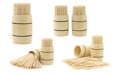 Beyaz arka planda tahta varillerdeki kürdanlar