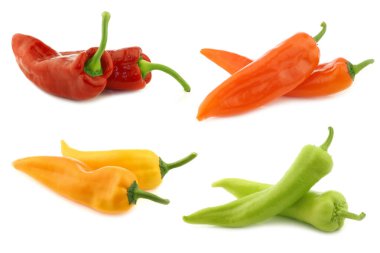 Beyaz arka planda taze tatlı biber (capsicum) karışımı