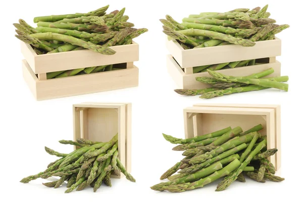 Germogli Asparagi Verdi Freschi Una Cassa Legno Uno Sfondo Bianco — Foto Stock