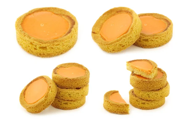 传统荷兰橙色釉面的饼卖在白色背景上的皇家庆典 — 图库照片