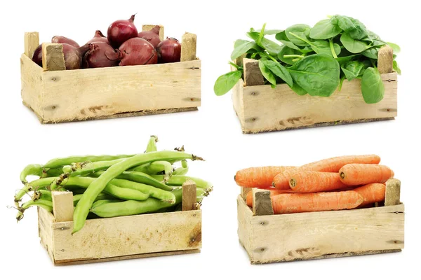Свежие Овощи Приготовления Деревянном Ящике Белом Фоне — стоковое фото