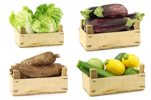 在白色背景的木制板条箱中烹调新鲜蔬菜 — 图库照片