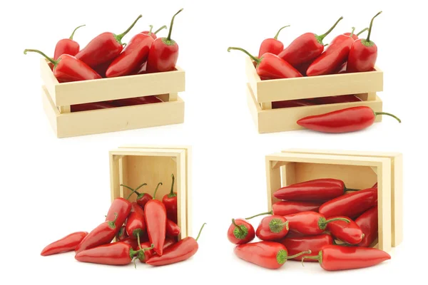 Rode Jalapeno Paprika Een Houten Doos Een Witte Achtergrond — Stockfoto