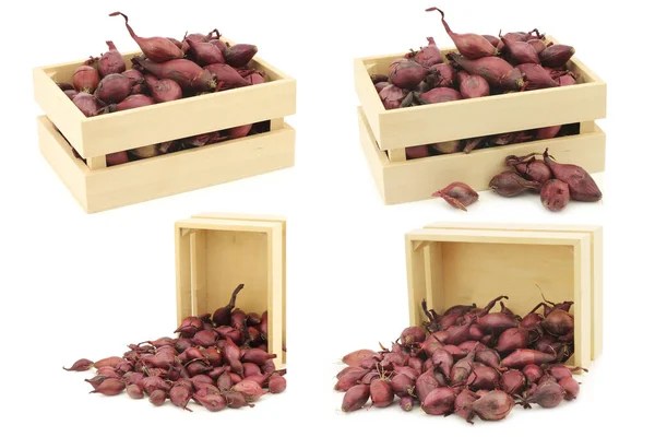 Beyaz Arka Planda Tahta Bir Kutuda Kırmızı Tohumlu Soğan — Stok fotoğraf