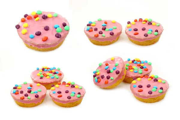 白い背景にピンクのアイシングとカラフルなスプリンクルを持つお祝いのケーキ — ストック写真