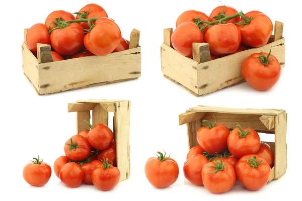 Tomates Frescos Una Caja Madera Sobre Fondo Blanco — Foto de Stock