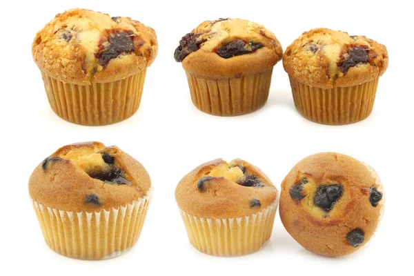 Frisch Gebackene Muffins Aus Blaubeeren Und Kirschen Auf Weißem Hintergrund — Stockfoto