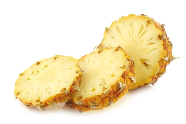 Mini-Ananas-Fruchtscheiben schneiden — Stockfoto