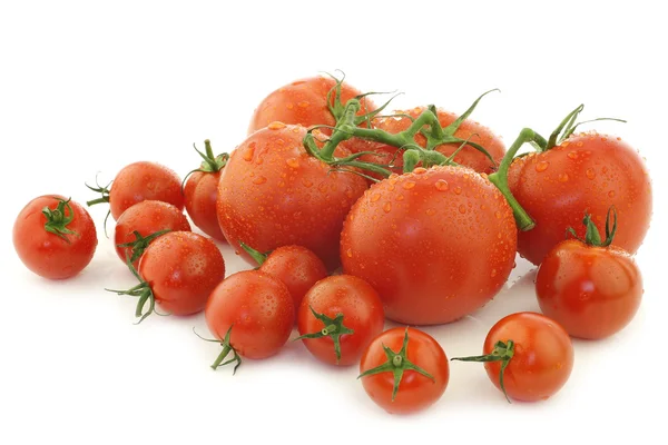 Разнообразные помидоры на виноградной лозе и помидоры черри — стоковое фото