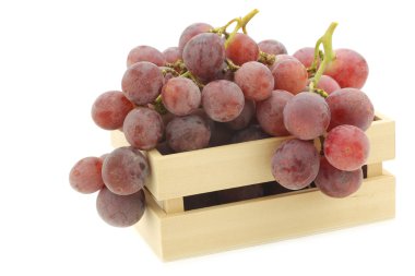 taze kırmızı üzüm asma tahta bir sandık içinde üzerinde