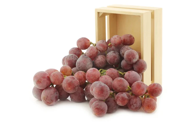 新鲜红葡萄的木箱子里 — 图库照片