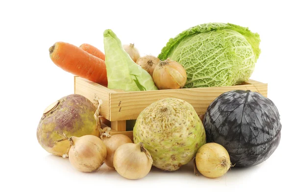 Samling av färska vinter grönsaker i en trälåda — Stockfoto