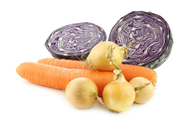 Winterkarotten, braune Zwiebeln und ein geschnittener Rotkohl — Stockfoto