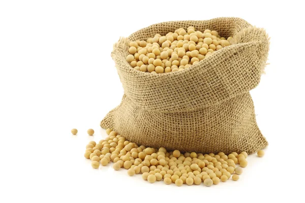 Fagioli di soia in un sacchetto di iuta — Foto Stock
