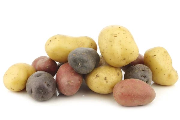 Batatas amarelas, vermelhas e roxas — Fotografia de Stock