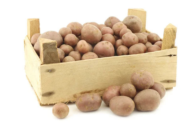 Kirschkartoffeln (kleine holländische Kartoffeln) in einer Holzkiste — Stockfoto