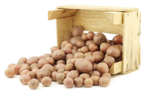 Patatas de cereza (papas holandesas pequeñas) en una caja de madera — Foto de Stock