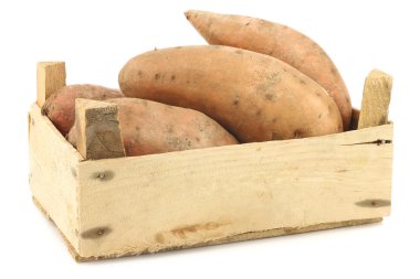 Bir ahşap sandık tatlı patates