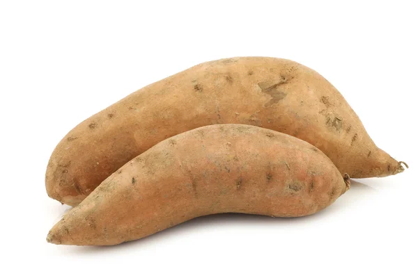 Zwei ganze Süßkartoffeln — Stockfoto