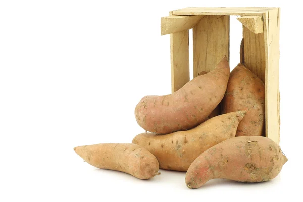 Süßkartoffeln in einer Holzkiste — Stockfoto