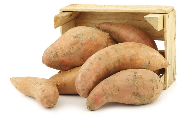 Sladké brambory v dřevěné bedně — Stock fotografie