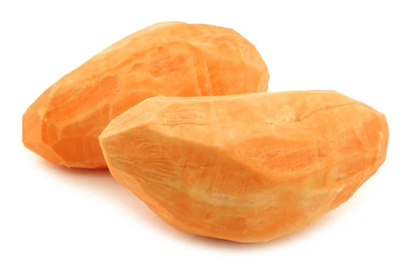 Zwei ganze geschälte Süßkartoffeln — Stockfoto