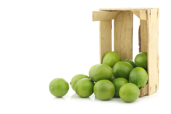 Limettenfrüchte in einer Holzkiste — Stockfoto