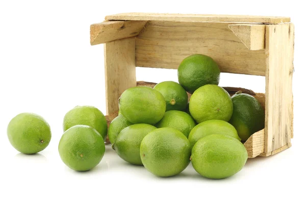 Вапняні плоди в дерев'яній ящику — стокове фото
