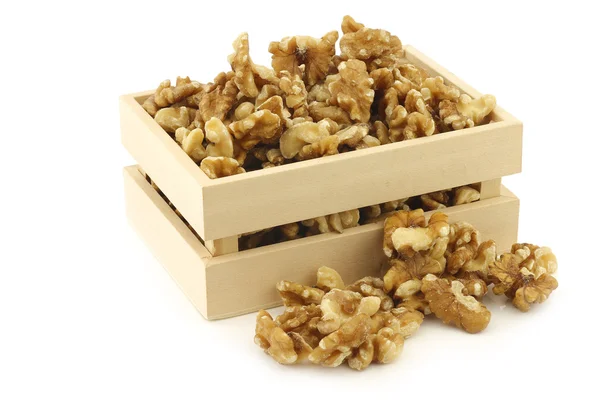 Nueces peladas frescas en una caja de madera — Foto de Stock
