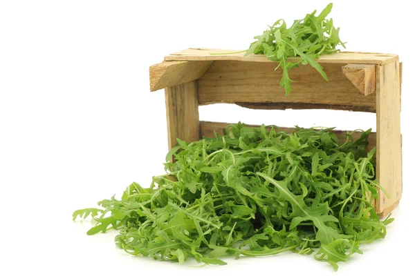 Φύλλα φρέσκο rucola (ρόκα) σε ένα ξύλινο κουτί — Φωτογραφία Αρχείου