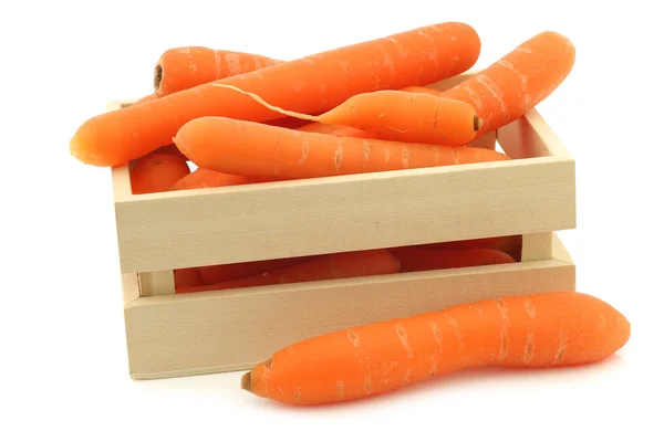 Čerstvá mrkev v dřevěné krabici — Stock fotografie