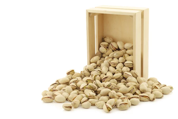 Nueces de pistacho en una caja de madera — Foto de Stock